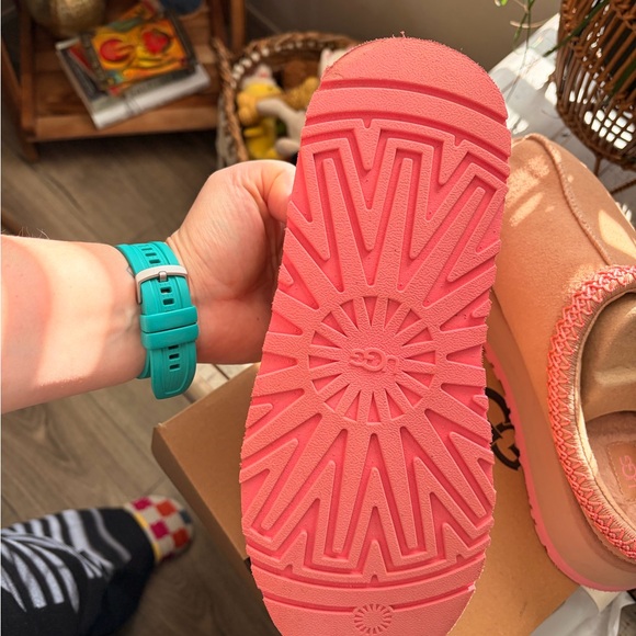 UGG Brown and Pink Tazz Love 25 Slip-Ons
Limited edition - Picture 9 of 14